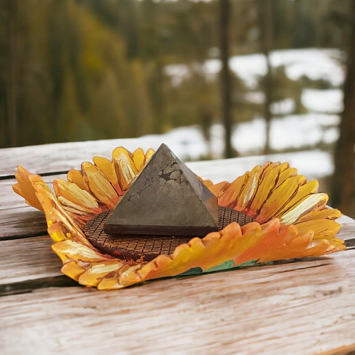 Piramida Pirita, magnetizeaza abundenta si protejeaza spiritul de influentele negative, baza de aproximativ 5 cm [1]