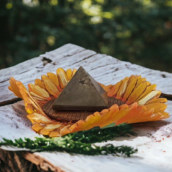 Piramida Pirita, magnetizeaza abundenta si protejeaza spiritul de influentele negative, baza de aproximativ 5 cm [4]