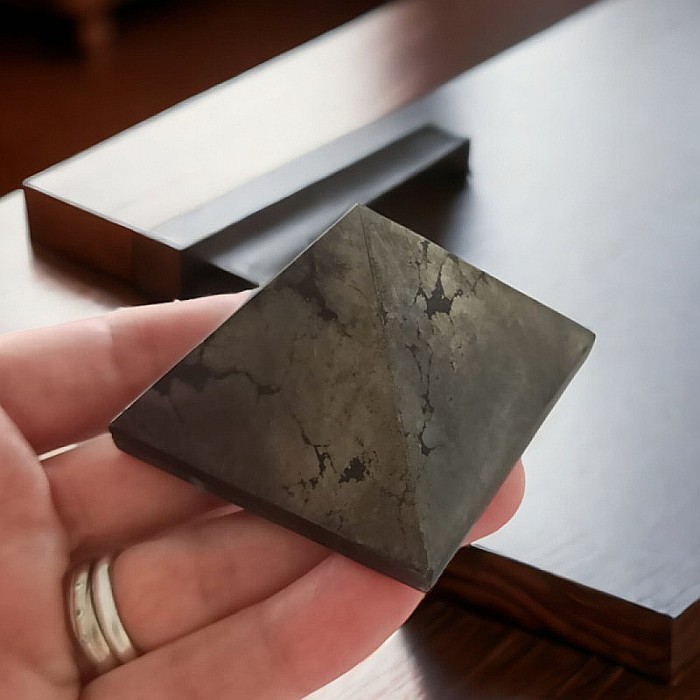 Piramida Pirita, magnetizeaza abundenta si protejeaza spiritul de influentele negative, baza de aproximativ 5 cm [5]