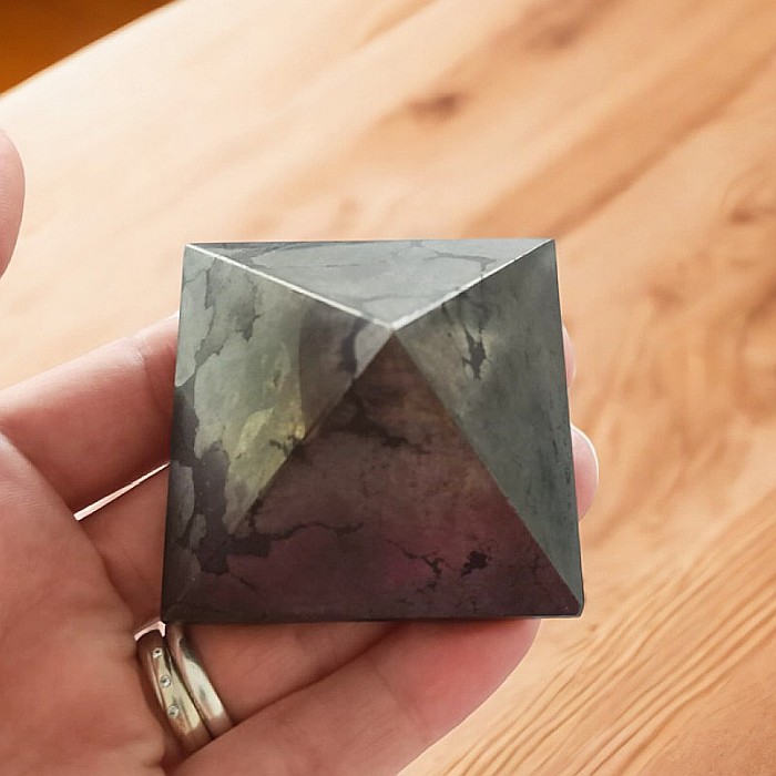 Piramida Pirita, magnetizeaza abundenta si protejeaza spiritul de influentele negative, baza de aproximativ 5 cm [6]