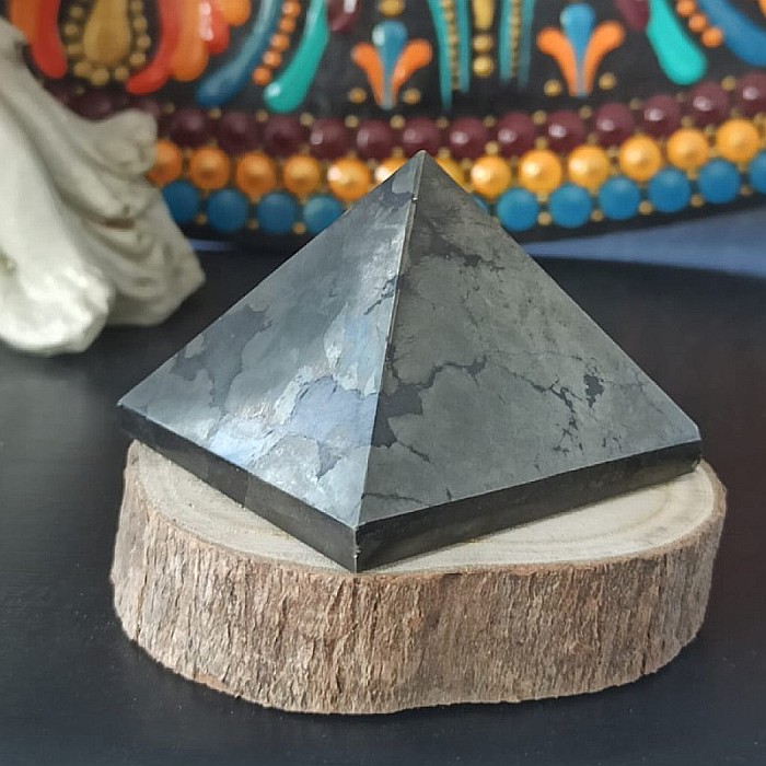 Piramida Pirita, magnetizeaza abundenta si protejeaza spiritul de influentele negative, baza de aproximativ 5 cm [3]