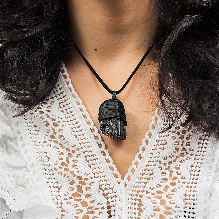 Snur Niran din piele cu pandantiv cristal de turmalina neagra brut, realizat manual [10]