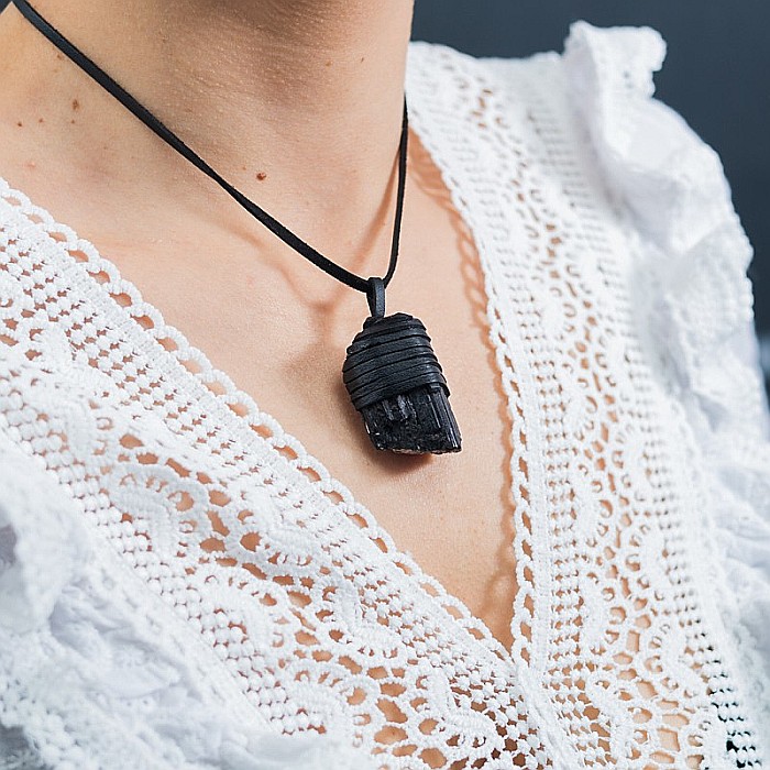 Snur Niran din piele cu pandantiv cristal de turmalina neagra brut, realizat manual [8]