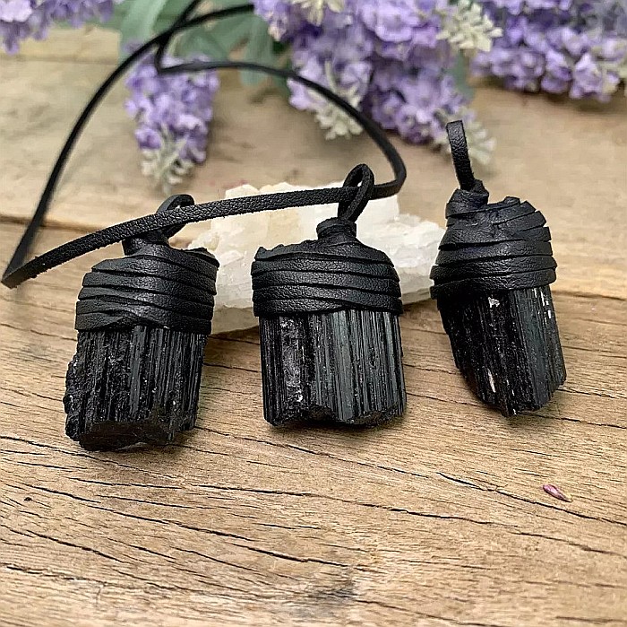 Snur Niran din piele cu pandantiv cristal de turmalina neagra brut, realizat manual [2]