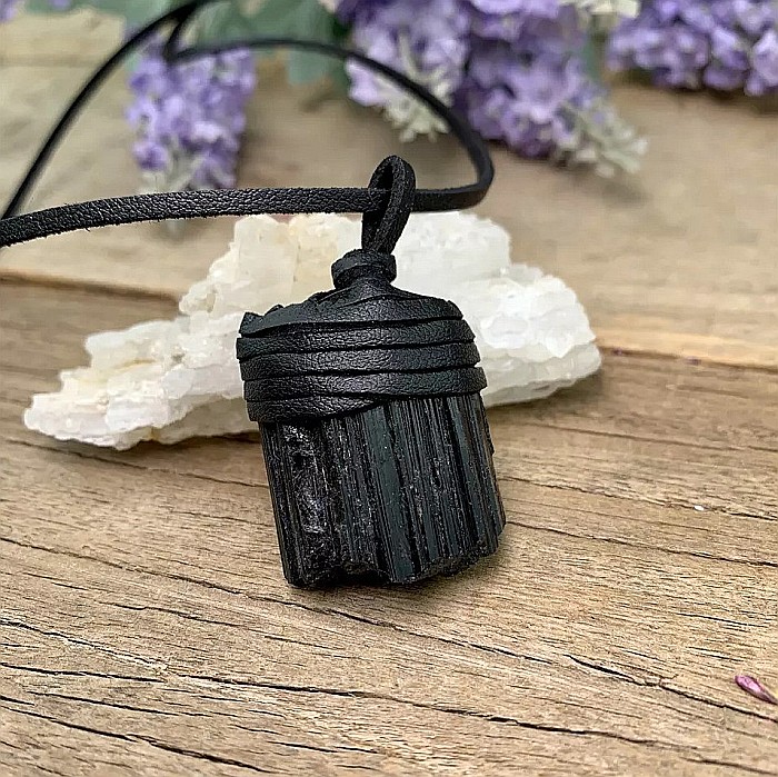 Snur Niran din piele cu pandantiv cristal de turmalina neagra brut, realizat manual [1]