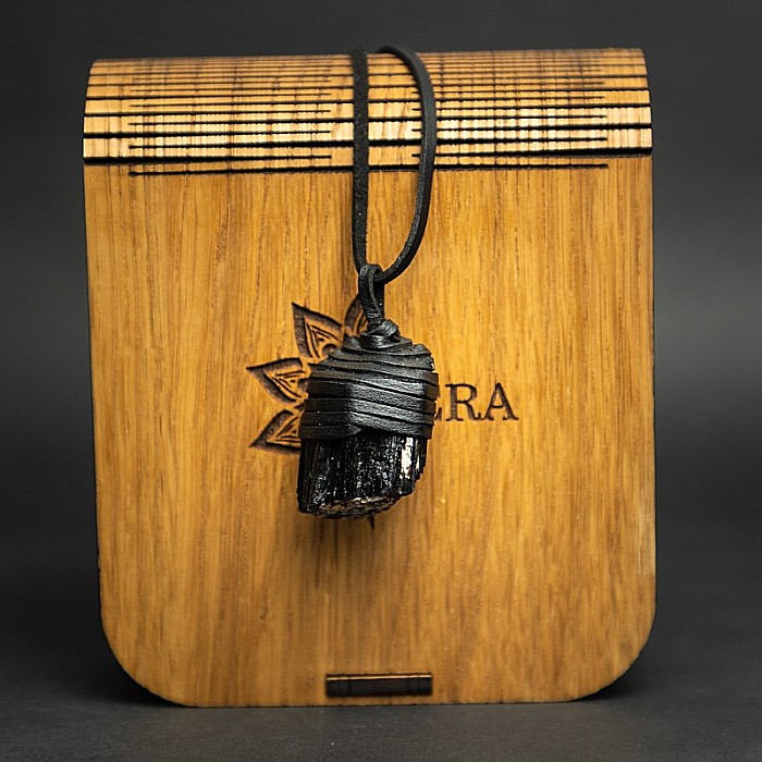 Snur Niran din piele cu pandantiv cristal de turmalina neagra brut, realizat manual [14]