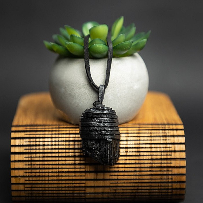 Snur Niran din piele cu pandantiv cristal de turmalina neagra brut, realizat manual [6]