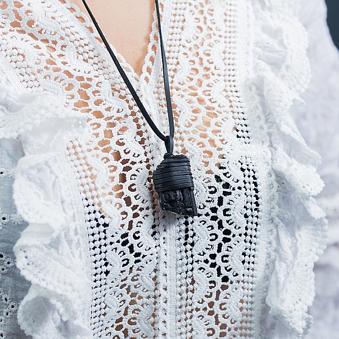 Snur Niran din piele cu pandantiv cristal de turmalina neagra brut, realizat manual [4]