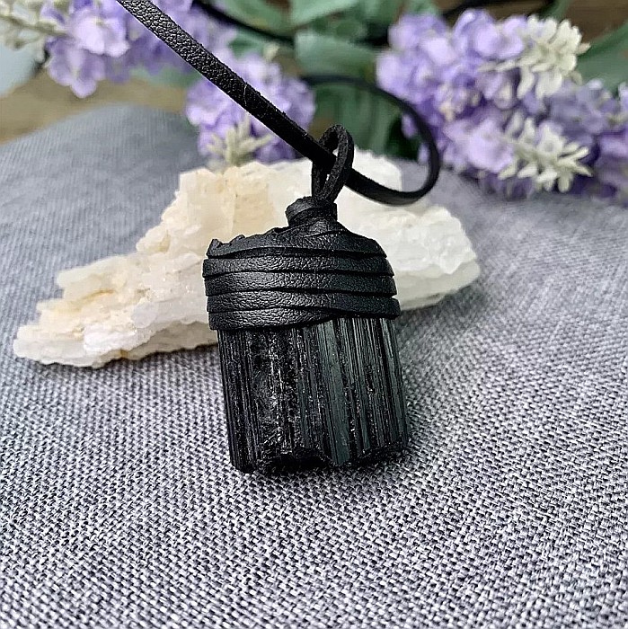 Snur Niran din piele cu pandantiv cristal de turmalina neagra brut, realizat manual [7]