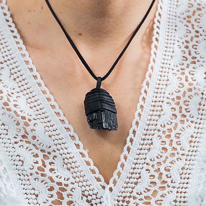 Snur Niran din piele cu pandantiv cristal de turmalina neagra brut, realizat manual [9]