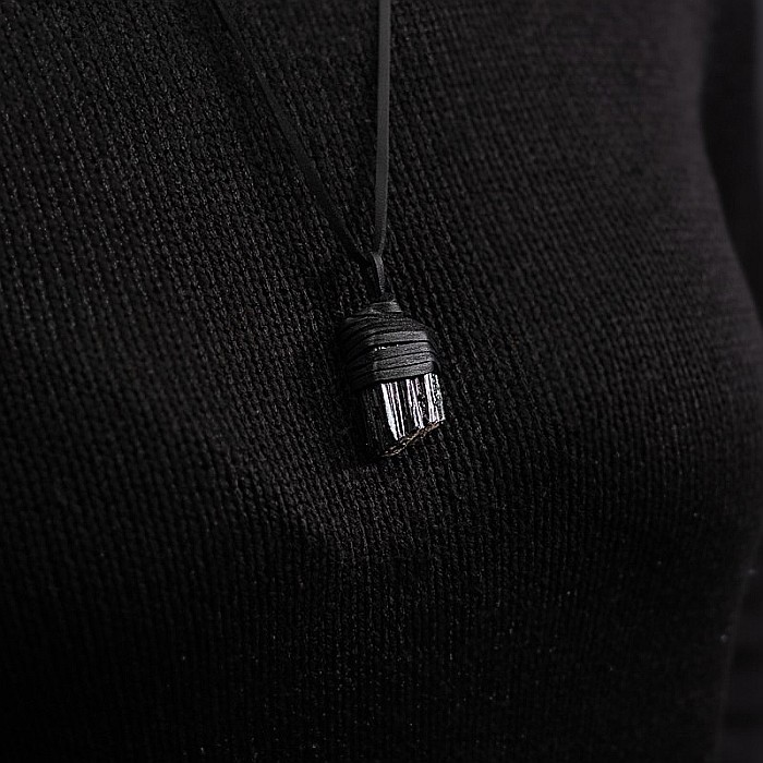 Snur Niran din piele cu pandantiv cristal de turmalina neagra brut, realizat manual [12]