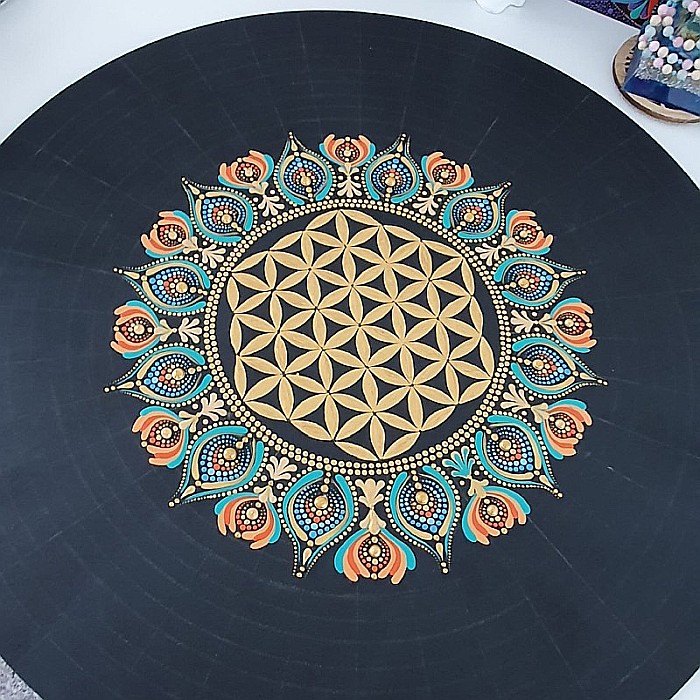 Tablou Mandala realizat prin tehnica punctului cu Floarea Vietii si cristale de Kyanit, diametrul de 64 cm [4]