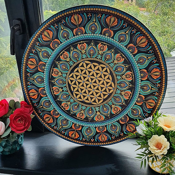 Tablou Mandala realizat prin tehnica punctului cu Floarea Vietii si cristale de Kyanit, diametrul de 64 cm [2]