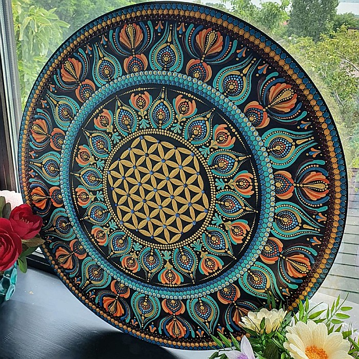 Tablou Mandala realizat prin tehnica punctului cu Floarea Vietii si cristale de Kyanit, diametrul de 64 cm [1]