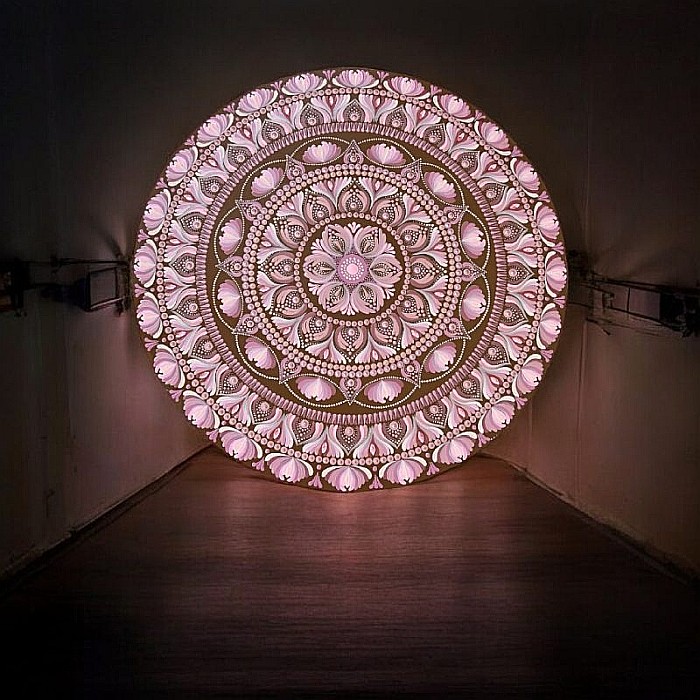 Tablou Mandala Unicat 'Serenitate in Roz' pictat manual pe suport de lemn de 60 cm [6]