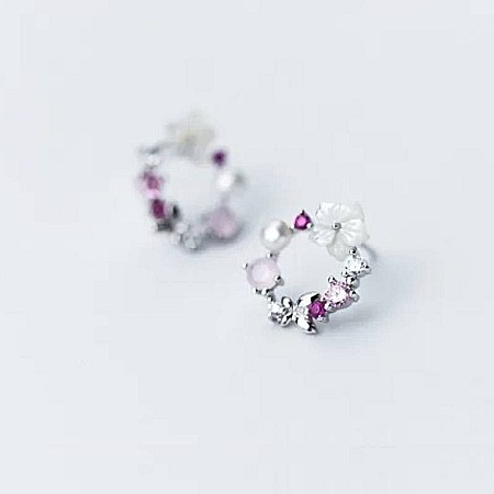 Cercei pe lob - Adu-ti aminte de copilarie cu noii cercei din argint cu floricica si perluta