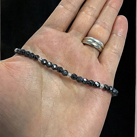 Bratara Hematit Fatetat cu Accesorii din Inox pentru Barbati – Forta Interioara si Echilibru Energetic in Stil Masculin [4]