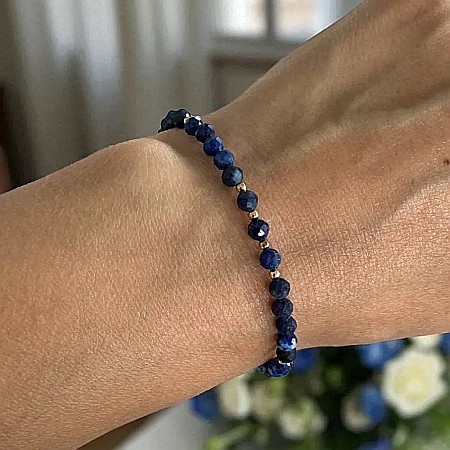 Cristale dupa culoare - Bratara din argint placat cu aur cu cristale din Lapis Lazuli fatetate, 4mm