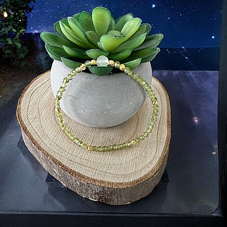 Verde - Bratara femei Aliona din pietre naturale de Peridot fatetat cu Prehnit si accesorii din argint placat cu aur