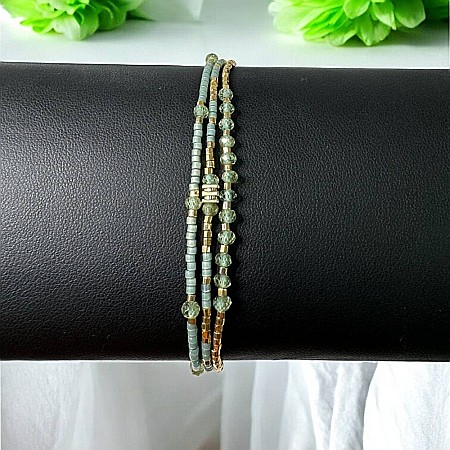 Bratara handmade 3 straturi Fariha din Miyuki si Apatit Verde cu charm auriu [3]