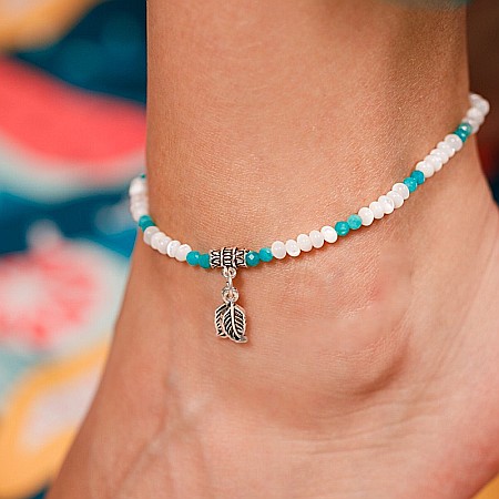 Bijuterii Amazonit - Bratara de picior elastica Saira din Mother of Pearls si cristale de Amazonit cu charm frunzulite din argint