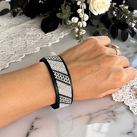 Bratara rigida Lira miyuki negru-argintiu pe suport din piele, 18 cm Bratari cu inchidere - Bratara rigida Lira miyuki negru-argintiu pe suport din piele, 18 cm