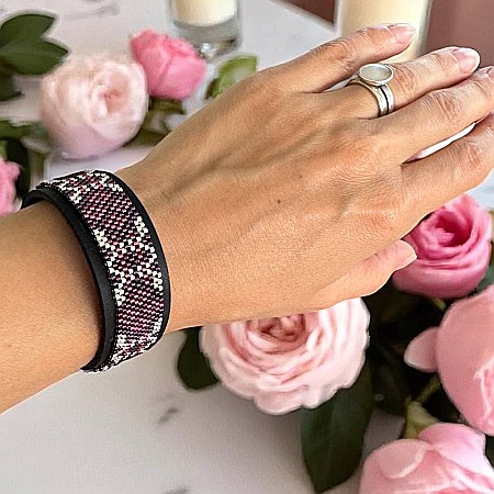 Bratara rigida Lira miyuki roz-argintiu pe suport din piele, 18 cm Bratari cu inchidere - Bratara rigida Lira miyuki roz-argintiu pe suport din piele, 18 cm