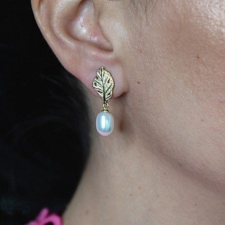 Bucura-te de feminitate si eleganta cu noii cercei din argint 925 cu model frunza si perle [1]