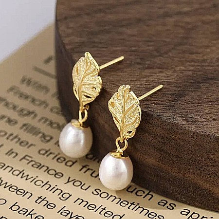 Bucura-te de feminitate si eleganta cu noii cercei din argint 925 cu model frunza si perle