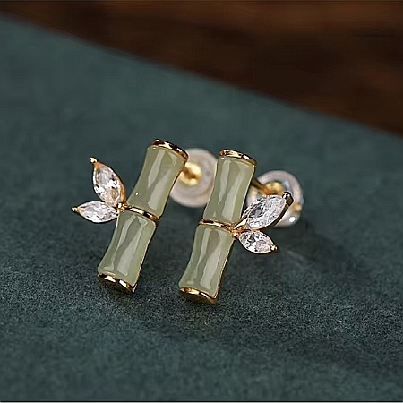 Cercei pe lob - Cercei rafinati din argint 925 cu model bambus din cristale de Safir Verde