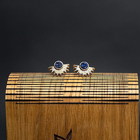 Cercei pe lob - Cercei Kanya in forma de soare cu piatra druzy naturala, placati cu aur de 18K