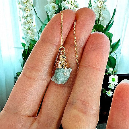 Bijuterii Amazonit - Cercei lungi drop eleganti Elara cu cristal brut de Amazonit placati cu aur