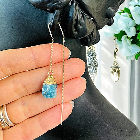 Alama placata cu aur - Cercei lungi drop eleganti Elara cu cristal brut de Apatit placati cu aur