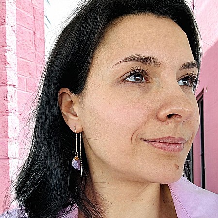 Alama placata cu aur - Cercei lungi drop eleganti Elara cu cristal brut de Ametist placati cu aur