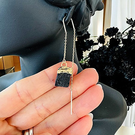 Alama placata cu aur - Cercei lungi drop eleganti Elara cu cristal brut de Turmalina neagra placati cu aur