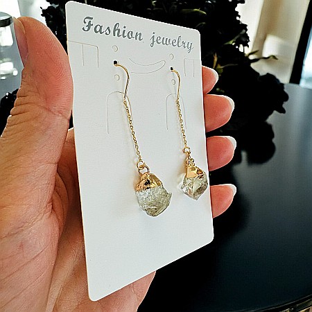 Verde - Cercei lungi drop eleganti Elara cu cristal brut de Peridot placati cu aur