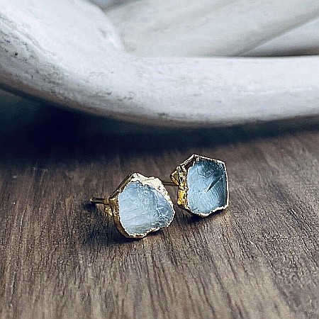 Cercei pe lob - Cercei piatra naturala Acvamarin, cercei cu cristal brut, placati cu aur de 18K