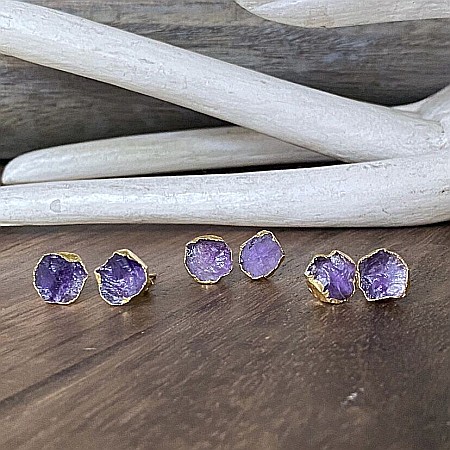 Cercei pe lob - Cercei piatra naturala Ametist, cercei cu cristal brut, placati cu aur de 18K