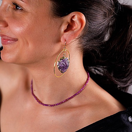 Alama placata cu aur - Cercei rotunzi Taara cu sageata cristal de Ametist ❤️