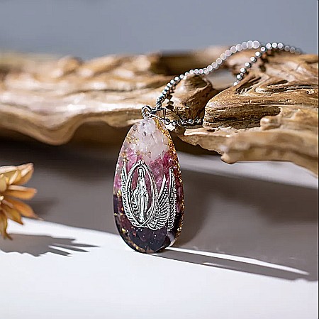 Roz - Colier cu pandantiv orgonit Maica Domnului si aripi de inger cu cristale de Turmalina Roz, Granat si cuart Roz pentru femei