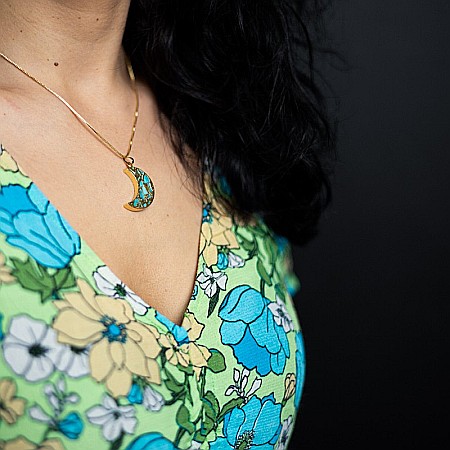 Comunica cu incredere purtand la gat Lantul cu Pandantiv Turcoaz Moon placat cu aur de 18K [1]