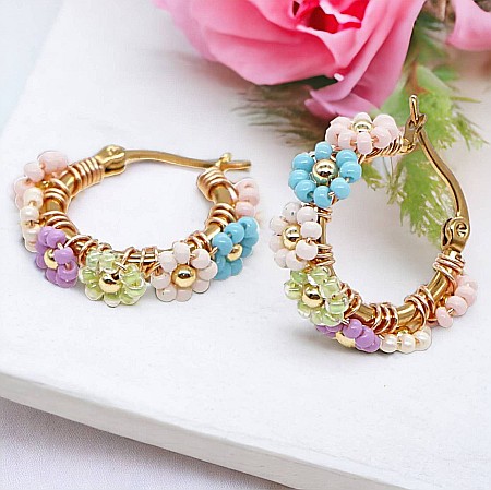 Alama placata cu aur - Lasa energia feminina sa curga, cercei colorati din margele de nisip