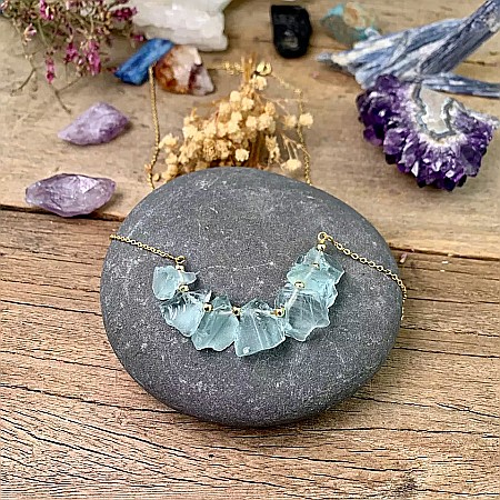 Alama placata cu aur - Mali, colier cu pietre brute neregulate, cristale de Apatit, placat cu aur de 18K