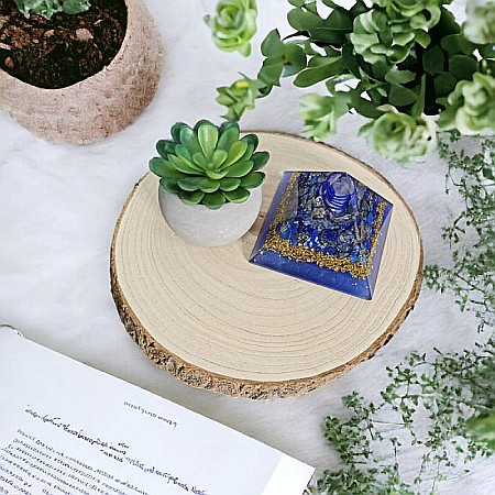 Obtine o perspectiva asupra scopului vietii tale cu piramida orgonica din cristale Lapis Lazuli [1]