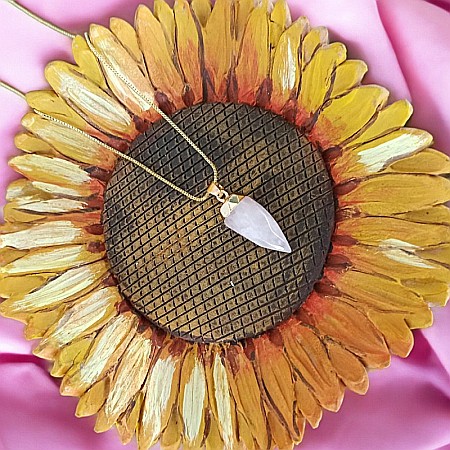 Pandantiv cu cristal de cuart roz, fatetat, forma lacrima, placat cu aur [1]