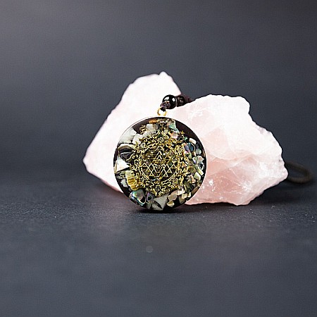 Pandantiv orgonic “SIMBA” din Piatra Lunii, Bucatele de Scoici si Foite de Cupru cu Simbol Sri Yantra, 3.6 cm [3]