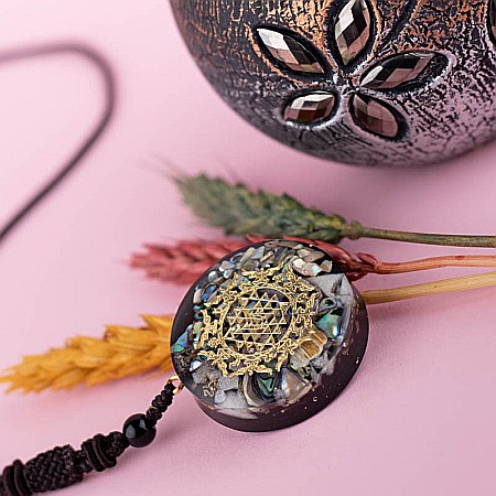 Pandantive cristale / pietre semipretioase orgonice - Pandantiv orgonic “SIMBA” din Piatra Lunii, Bucatele de Scoici si Foite de Cupru cu Simbol Sri Yantra, 3.6 cm