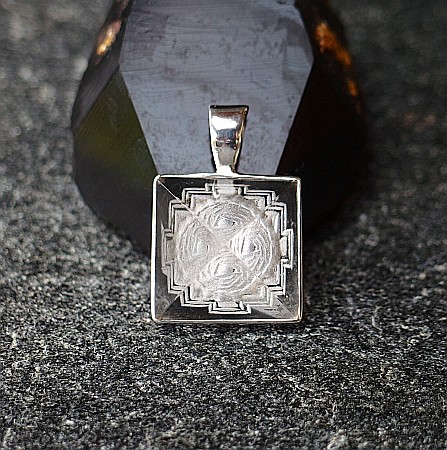 Pandantiv piramida din cristal Meru cu simbol Sri Yantra, sculptata manual, din argint [1]