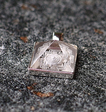 Pandantiv piramida din cristal Meru cu simbol Sri Yantra, sculptata manual, din argint [2]
