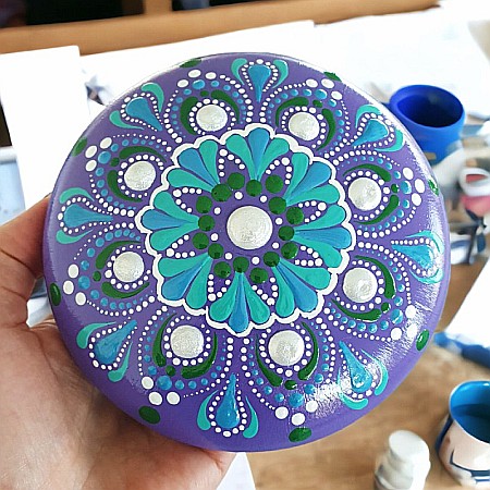 Piatra mandala unica, pictata manual in tehnica punctului, decor casa, meditatie, idee de cadou, spiritualitate, 11.5cm [1]